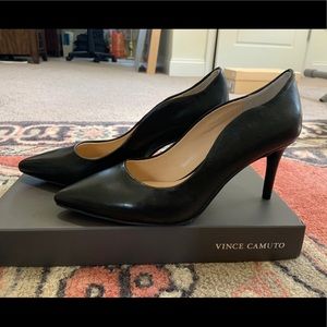 VINCE CAMUTO BLACK HEELS SIZE 7 (NEVER WORN)